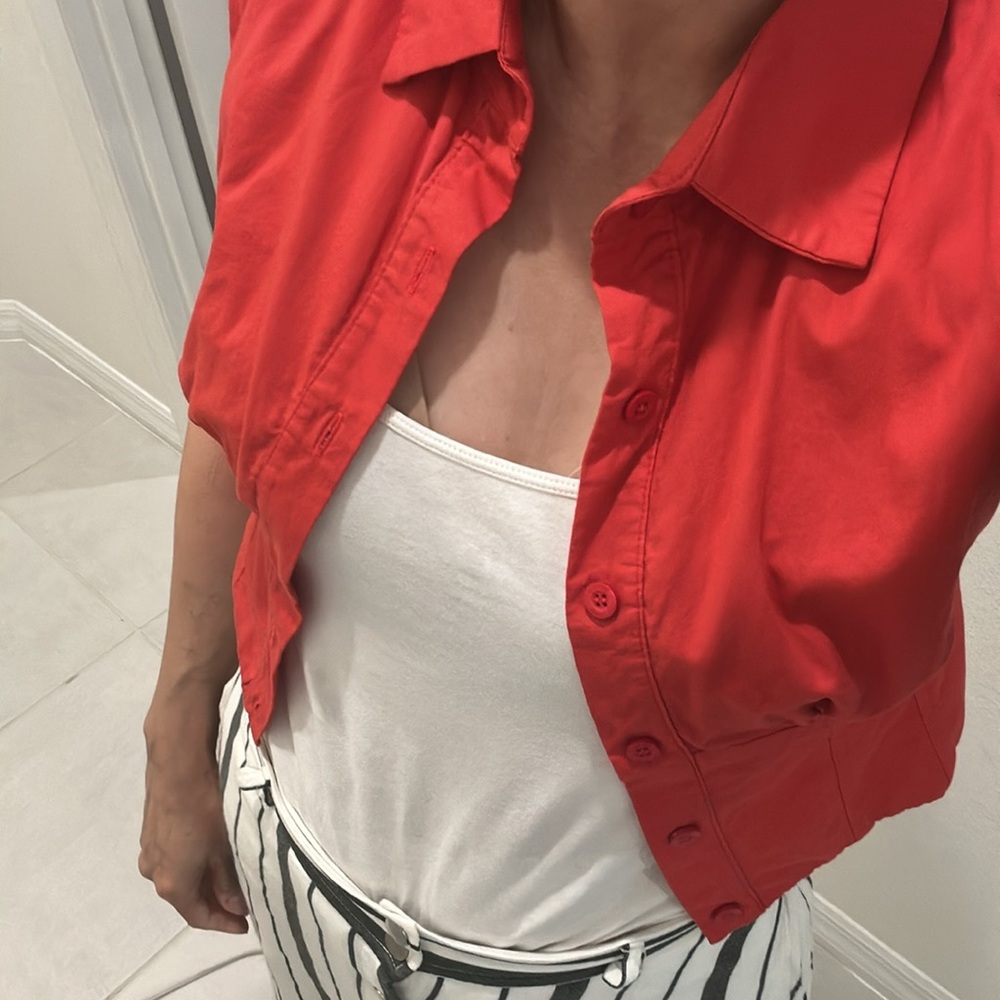Red Sleeveless Button-Up Top cropped vest - Picture 4 of 13